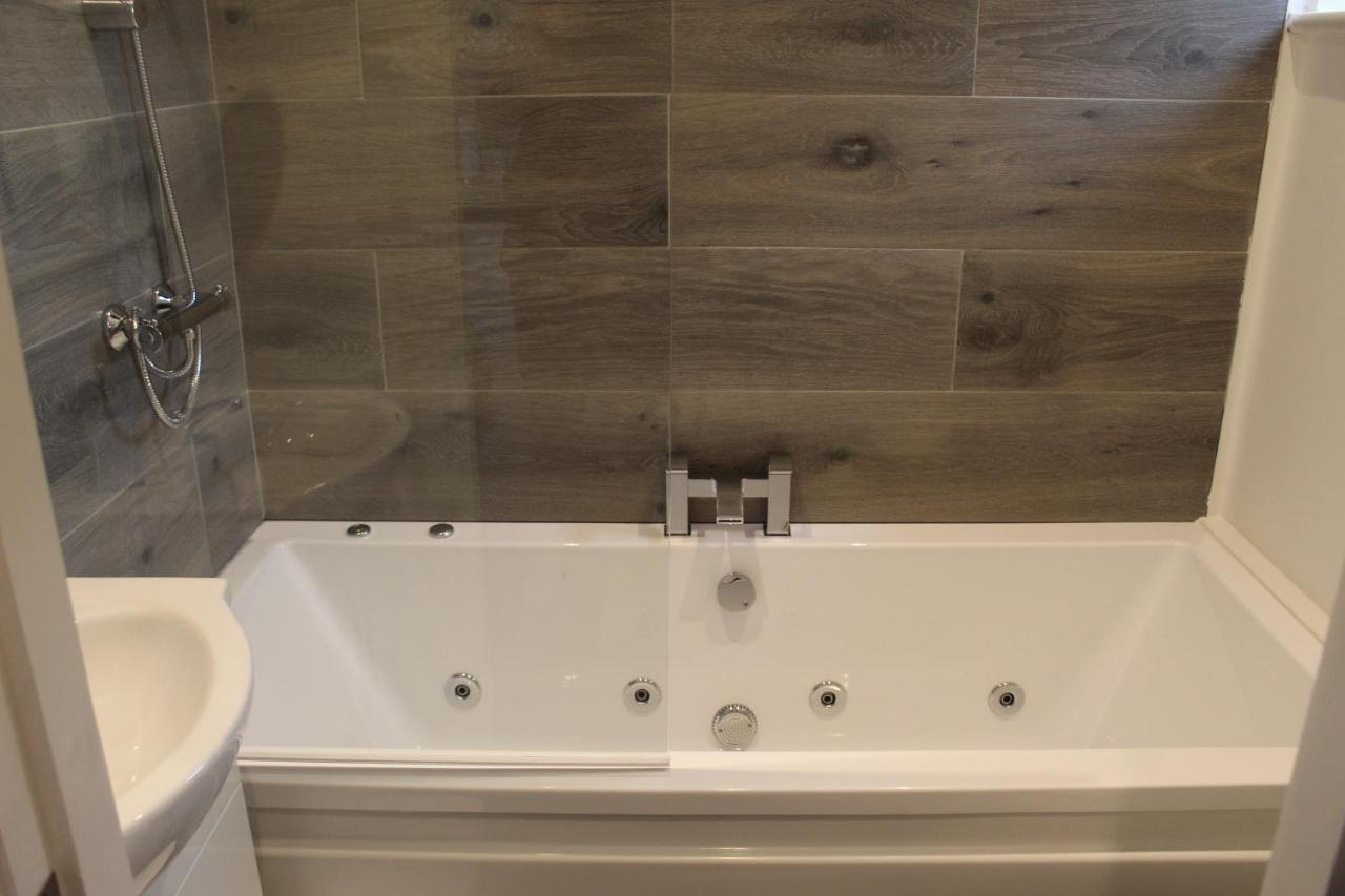 Albert Luxury Hottub & Jacuzzi Apartments بلاكبول المظهر الخارجي الصورة