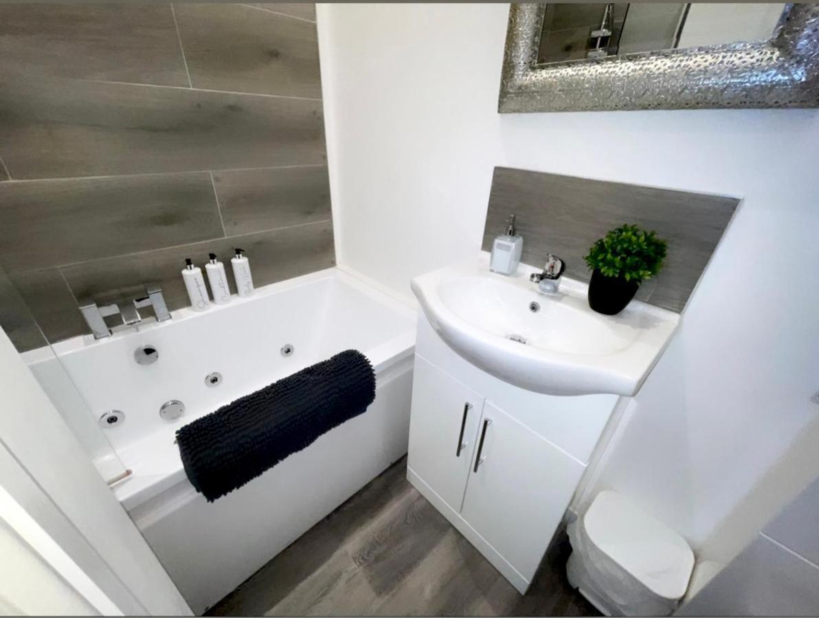 Albert Luxury Hottub & Jacuzzi Apartments بلاكبول المظهر الخارجي الصورة
