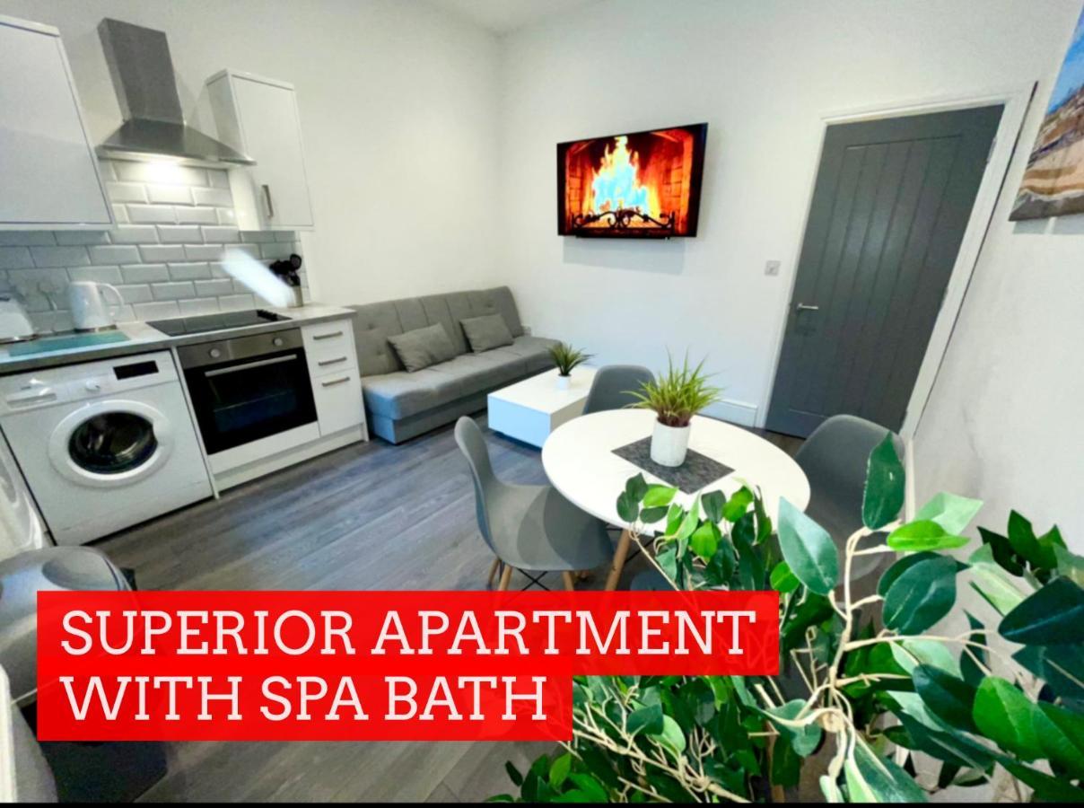 Albert Luxury Hottub & Jacuzzi Apartments بلاكبول الغرفة الصورة