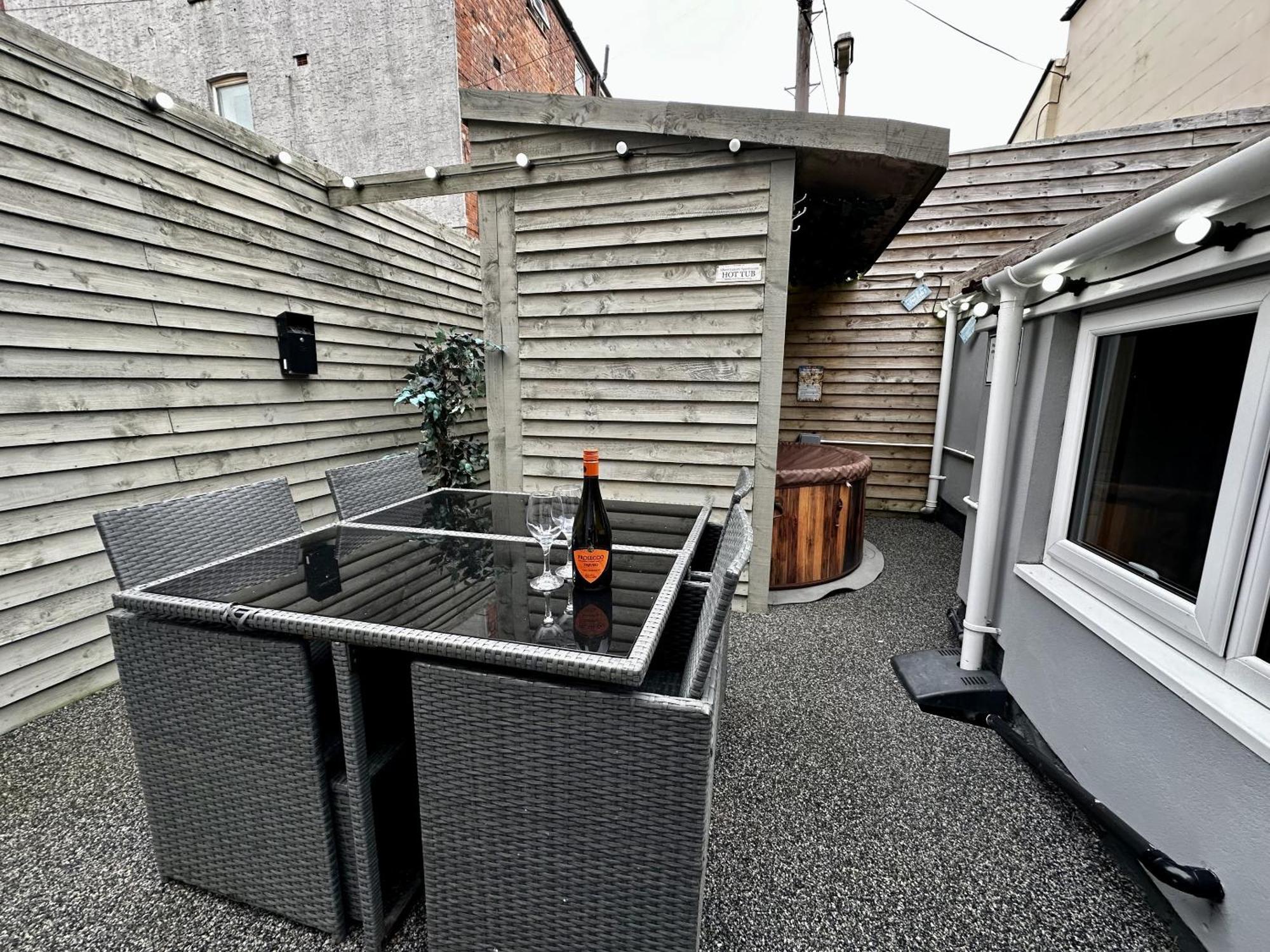 Albert Luxury Hottub & Jacuzzi Apartments بلاكبول الغرفة الصورة